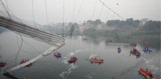 印度吊桥坍塌致百余人遇难 涉事公司经理辩称是“天意”挨批!