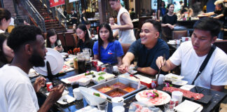 “Z世代”画像中国|如果一顿火锅征服不了“老外”,那就两顿…