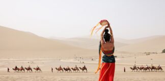 《酒泉·一瞬间》:敦煌旅拍受青睐 丝路风情体验“出圈”