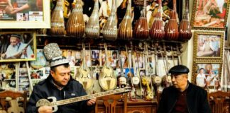 传统乐器“守艺人”:百年传承让“新疆音符”走向世界