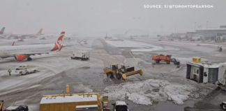 多伦多皮尔逊机场在暴风雪中清理湿雪