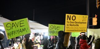 华人社区强烈抗议廉租公寓项目 听证会掀起激烈辩论