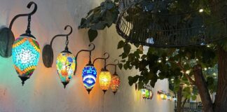 海外华媒走访伊宁六星街 聚焦手风琴非遗馆